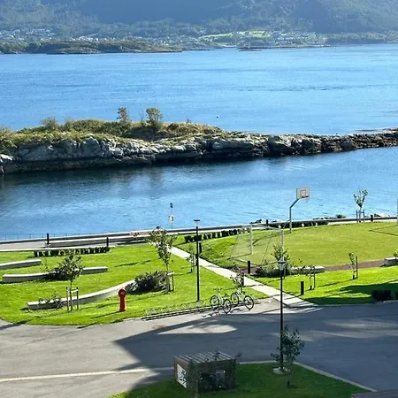 Toppleilighet Med Utsikt, Sentralt I Alesund! דירה Ålesund