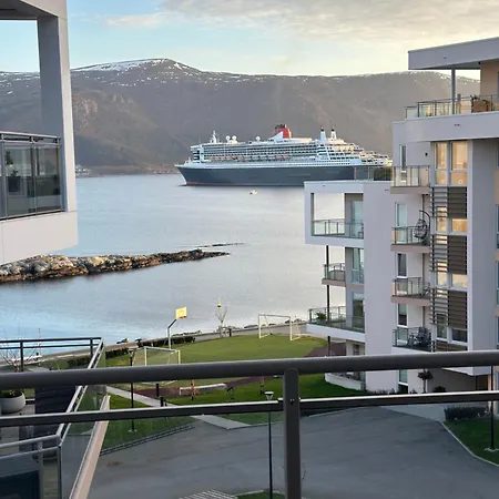 Toppleilighet Med Utsikt, Sentralt I Alesund! דירה