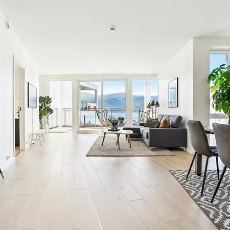 Apartment Toppleilighet Med Utsikt, Sentralt I Alesund!