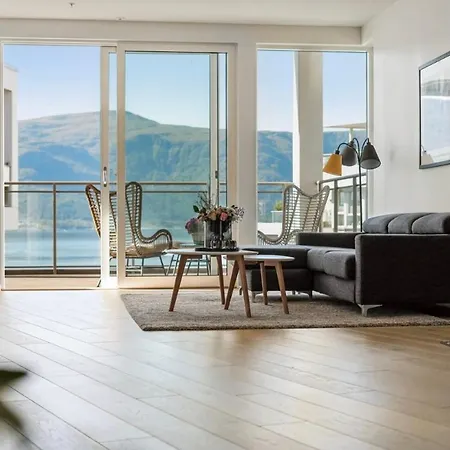 Toppleilighet Med Utsikt, Sentralt I Alesund! *