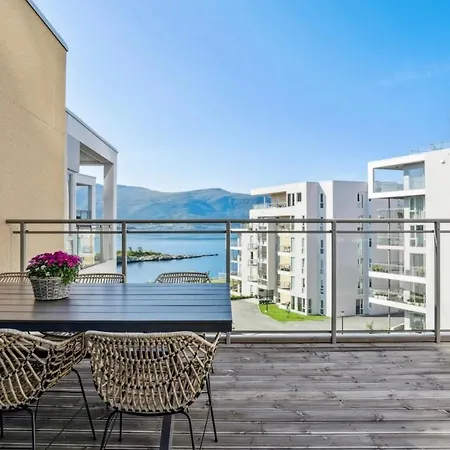 Apartment Toppleilighet Med Utsikt, Sentralt I Alesund!